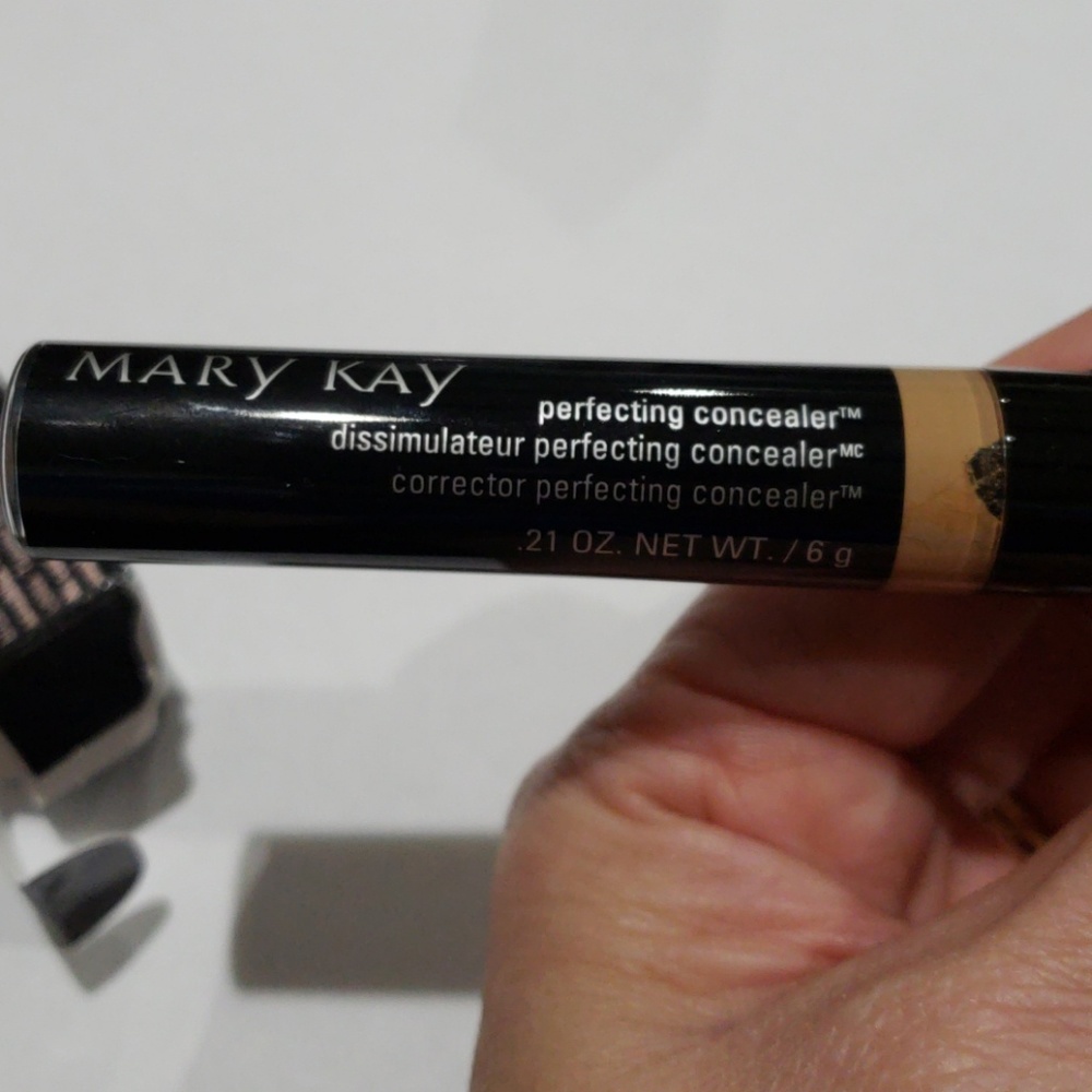 Mary Kay perfecting concealer - Picture 3 of 4